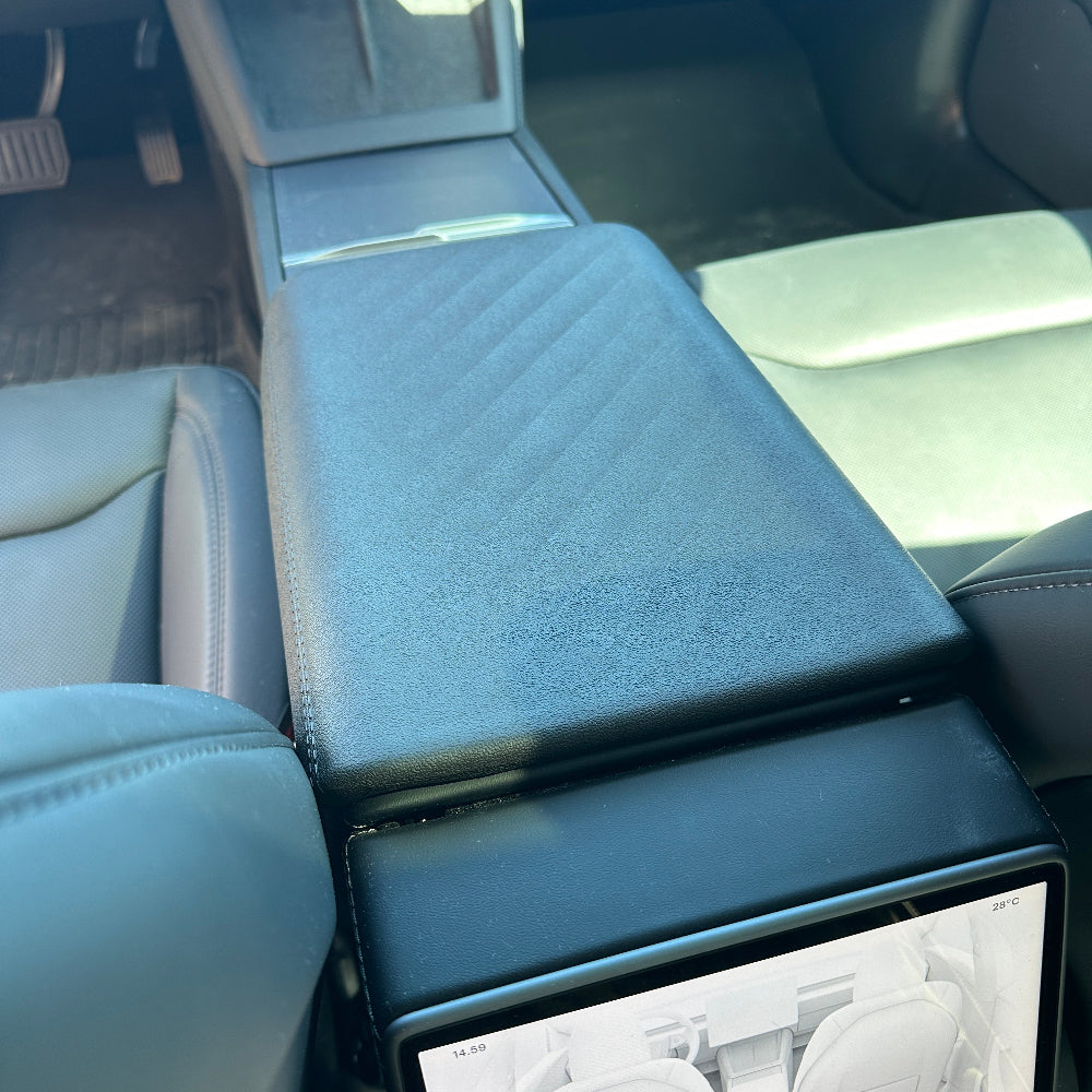 Montierte Armlehnenabdeckung in einem Tesla Model 3 von hinten gesehen