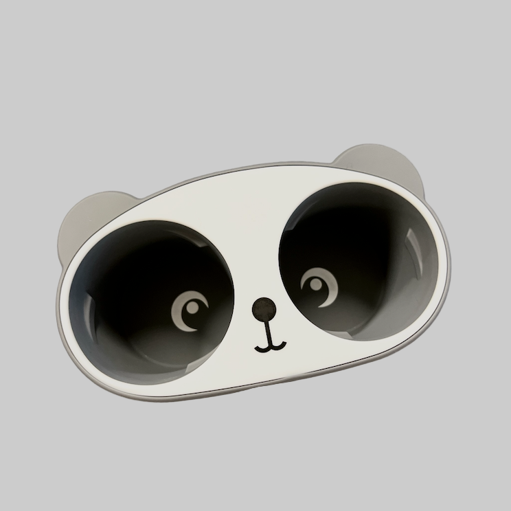 Ein Becherhalter, der wie ein Panda aussieht. Ein lustiger Becherhalter fürs Auto.