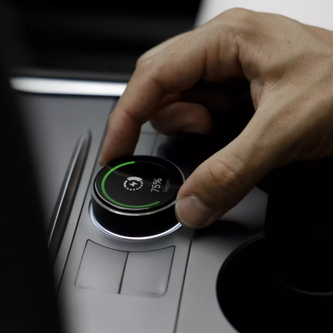 Person stellt S3XY Knopf für Tesla Model 3/Y mit Rekuperationsanzeige ein.