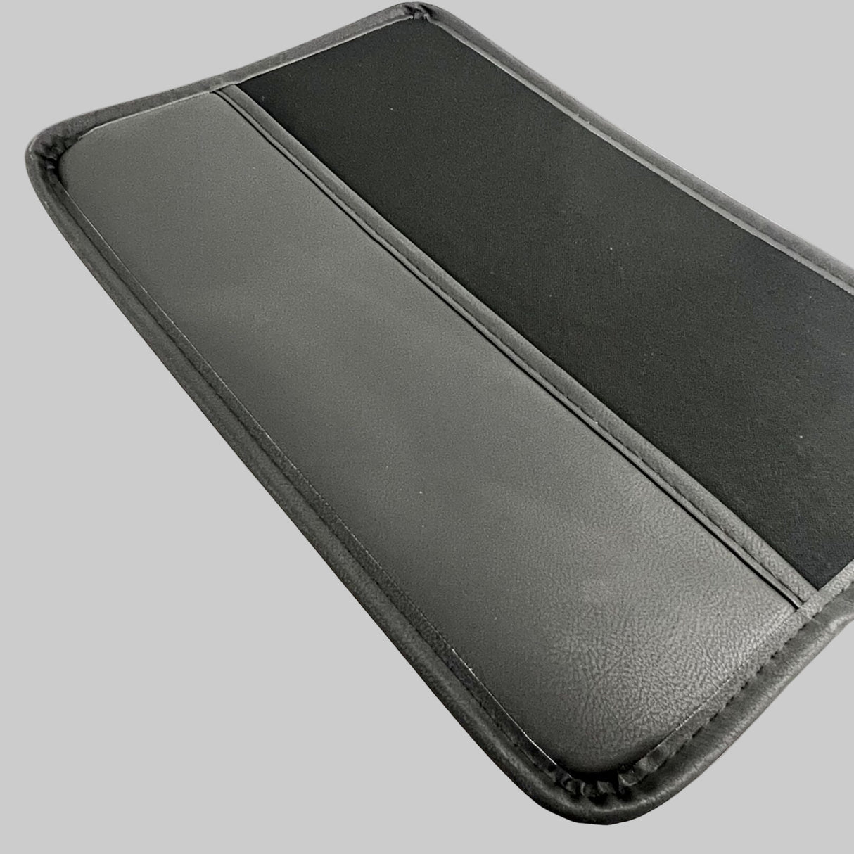 Die Rückseite ist eine Bildschirmabdeckung. Das weiche Textil schützt den Tesla-Bildschirm vor Stößen und Kratzern.