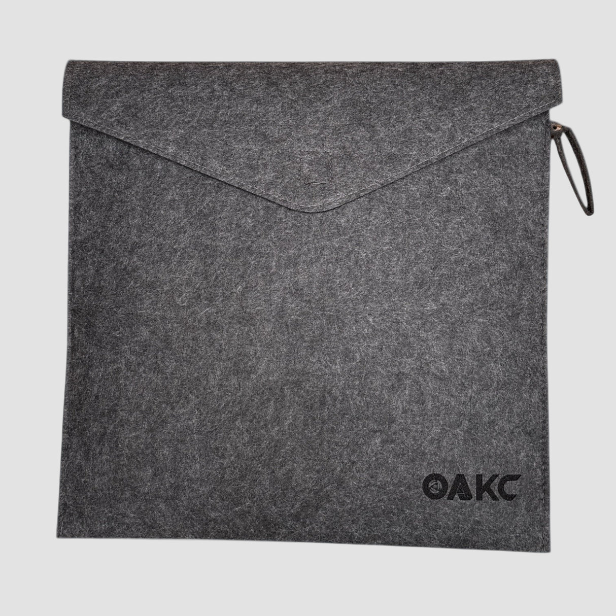 Graue Filztasche für Klapptisch mit OAKC-Logo