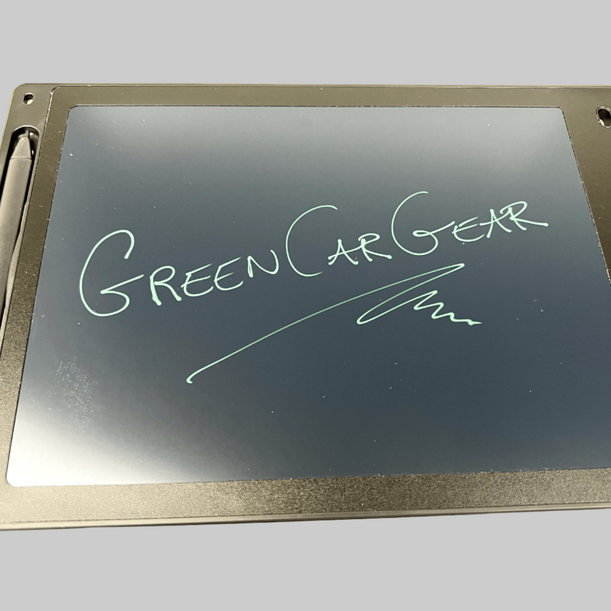 Tafel, auf der „greencargear“ auf dem Bildschirm geschrieben steht.