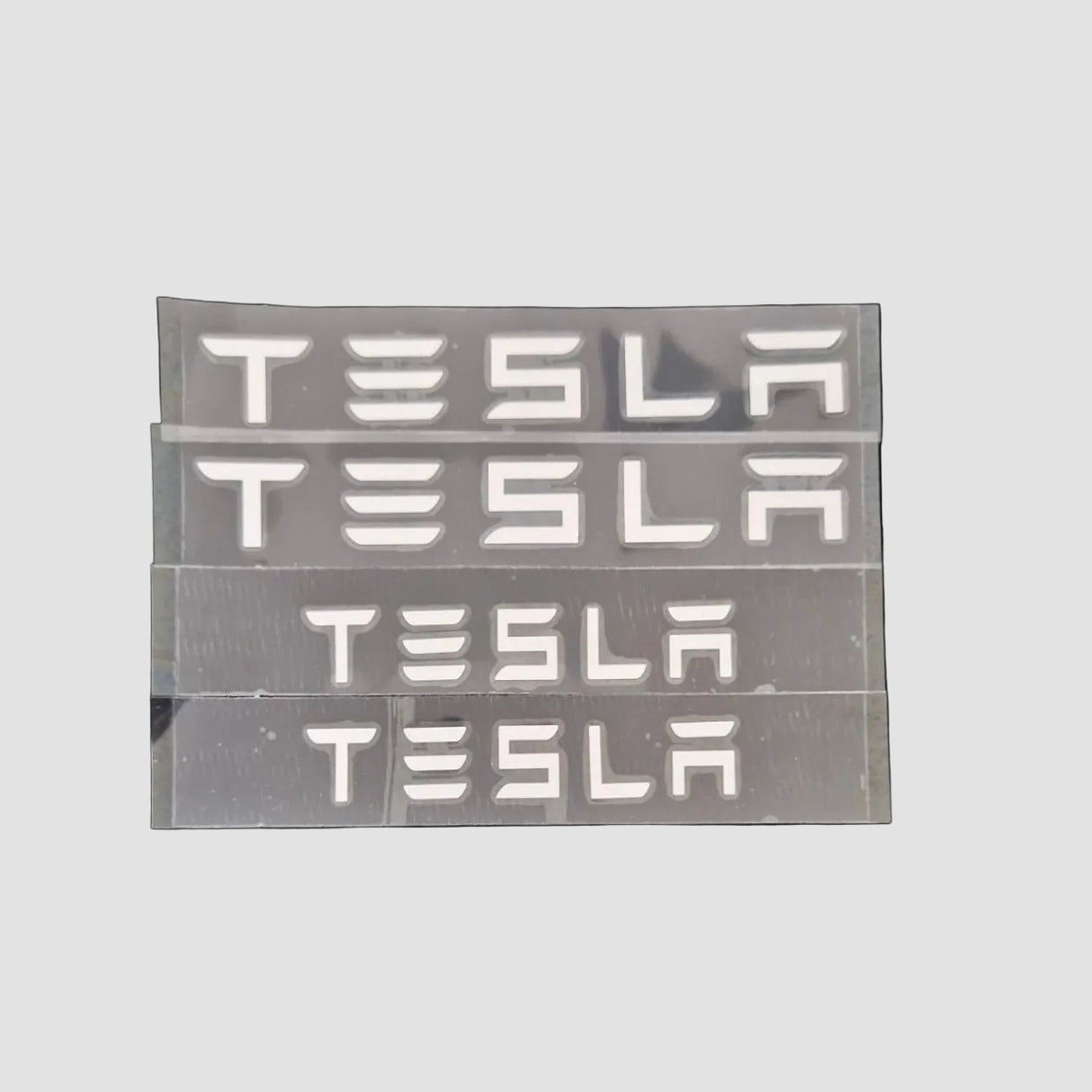 Buchstaben "TESLA"