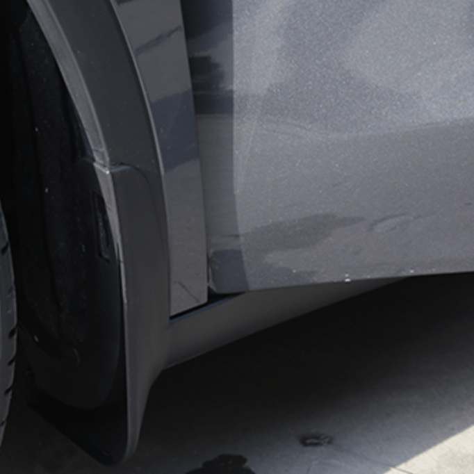 Schmutzfänger am Tesla Model Y von der Seite gesehen.