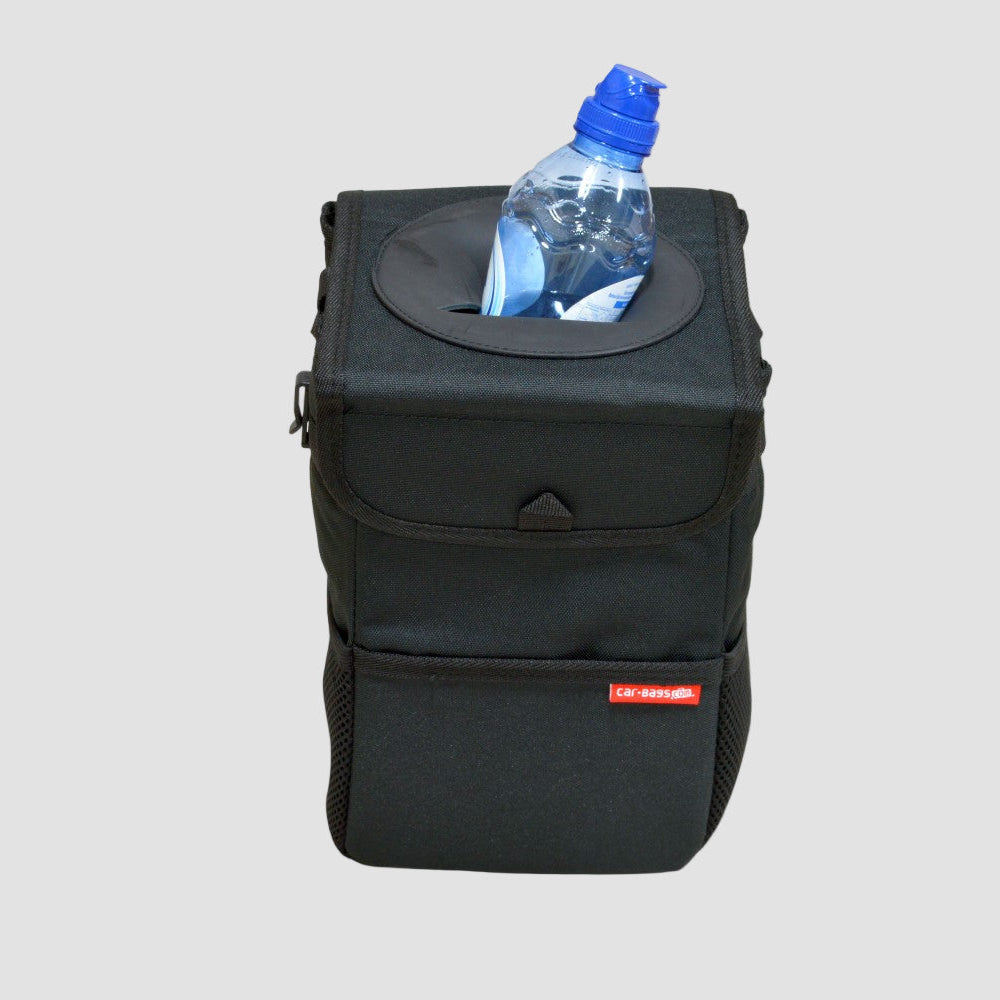 Mülleimer für das Auto von Car-Bags mit einer Plastikflasche oben drauf.