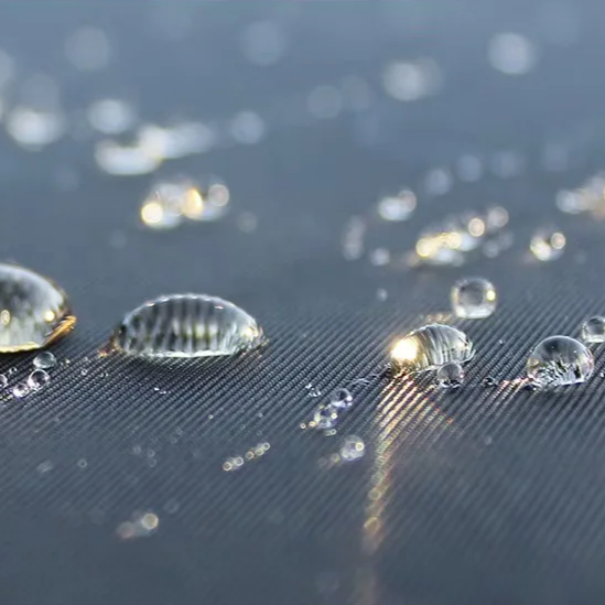 Wassertropfen auf wasserabweisender Autoabdeckung für XPENG G6, die den Schutz des Materials zeigt.