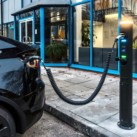 Ladesäule von Ratio, die ein schwarzes Elektroauto über ein Typ-2-Kabel auflädt