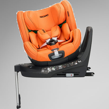Recaro Xenon 1 Kid Orange autostol vinklet visning, viser sikkerhedssele og støttefod nedad