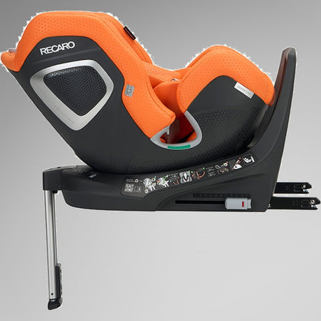 Recaro Xenon 1 Kid Orange autostol i vinklet sideprofil, viser Isofix-arme på basen