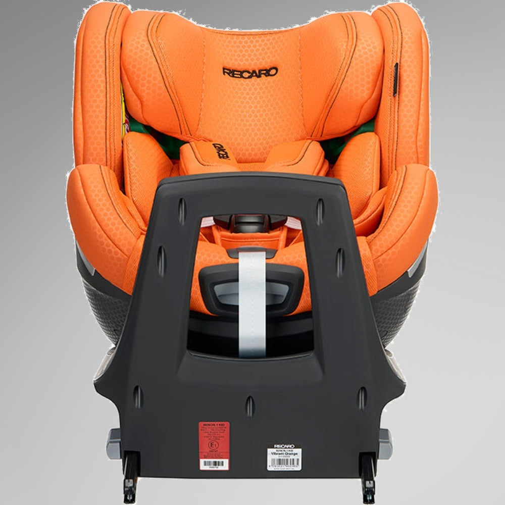Recaro Autostol Xenon 1 Kid Orange set forfra, viser rotationsbasen nedefra