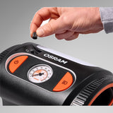 Hånd justerer knap på Osram TYREinflate 2110 kompressor