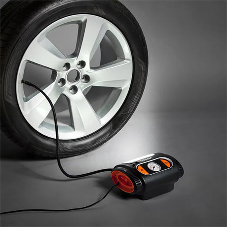 Osram TYREinflate 2110 kompressor tilsluttet bildæk med sølv alufælg