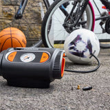 Osram TYREinflate 2110 kompressor med tilbehørsdyser, basketball, fodbold og cykel i baggrunden