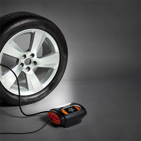 Osram TYREinflate 2120 kompressor tilsluttet bildæk med sølv alufælg