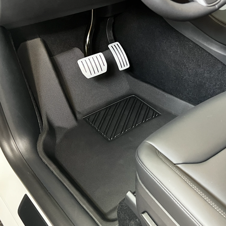 Dänisch. GCG MAX Allwetter-Fußmatten-Set für 7-Sitzer Tesla Model Y im Fahrzeuginnenraum.