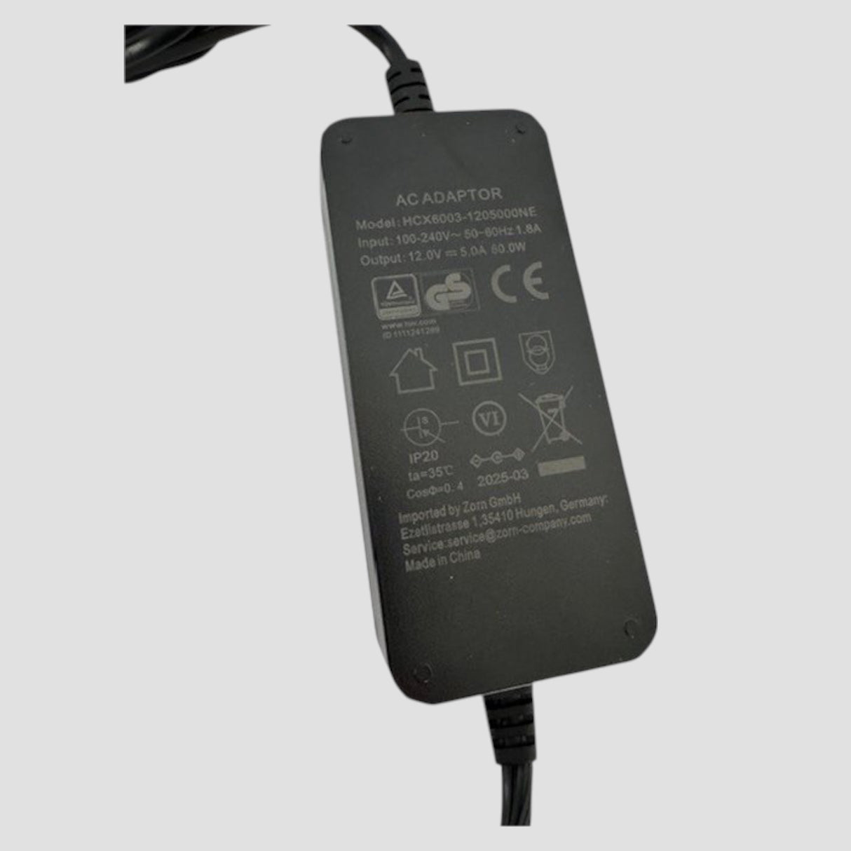 Schwarzes ZORN 12V-auf-230V Adapterset mit Netzteil und Zigarettenanzünderanschluss.