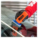 Hand mit Glaco DX Glasversiegelung auf Autoscheibe in der Nähe von weißem Klebeband