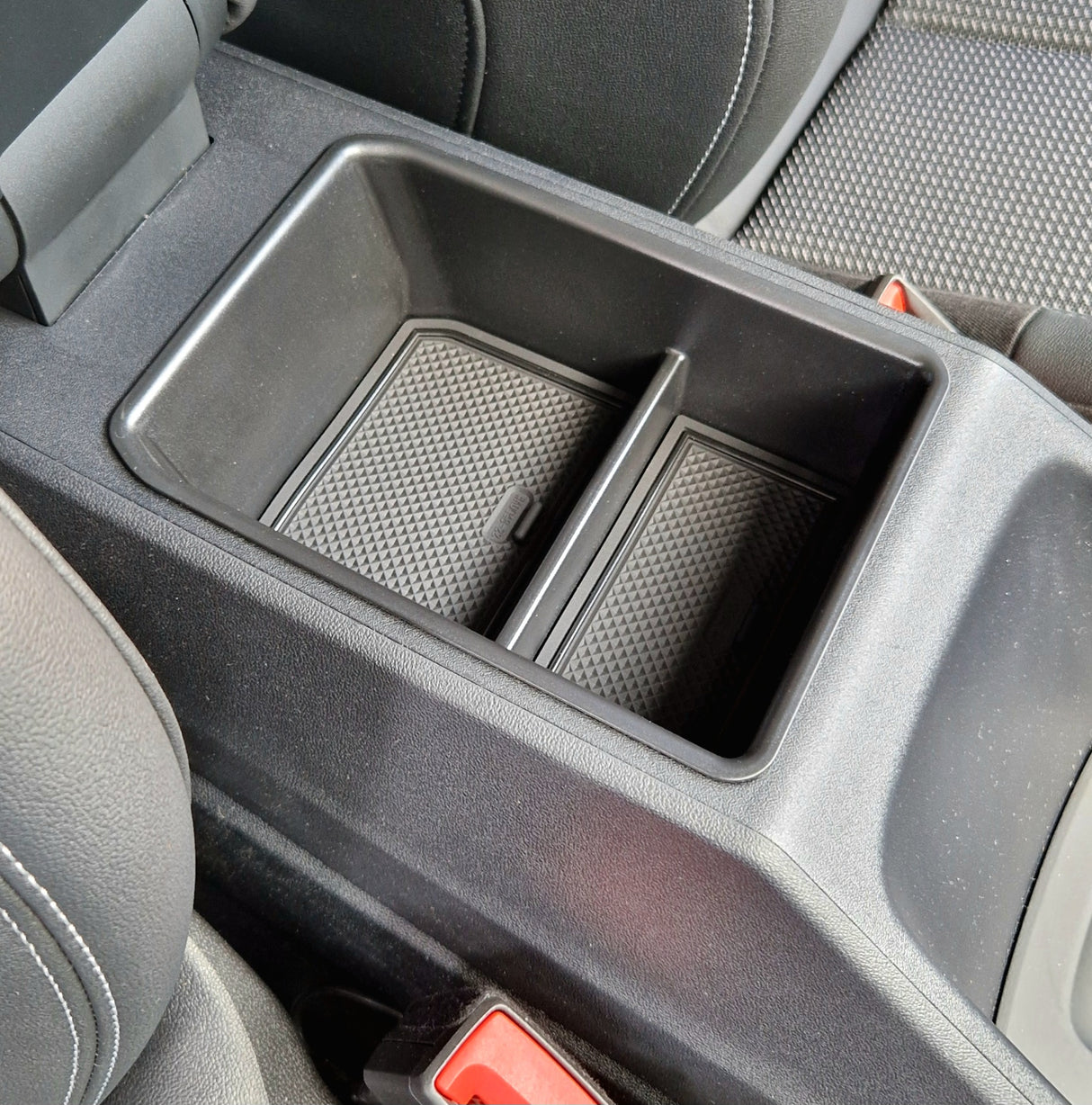 Aufbewahrungsbox in der Armlehne eines Audi Q4/Q5