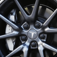 Aero-Radkit für Tesla-Radkappen mit T-Logo in schwarzer Ausführung.