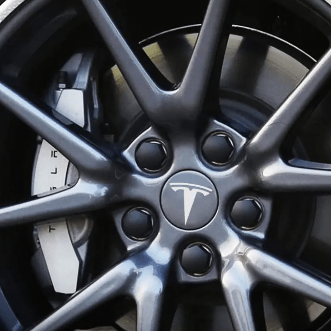 Aero-Radkit für Tesla-Radkappen mit T-Logo in schwarzer Ausführung.