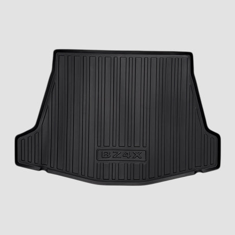 Schwarze Allwetter-Kofferraummatte für Toyota bZ4X, von vorne vor grauem Hintergrund gesehen.