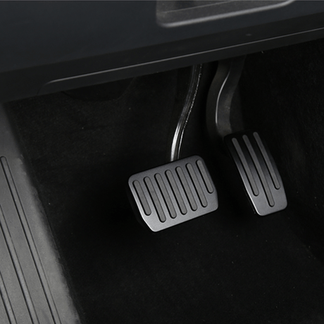 Montiertes Bild von mattschwarzen Aluminium-Pedalen für Tesla