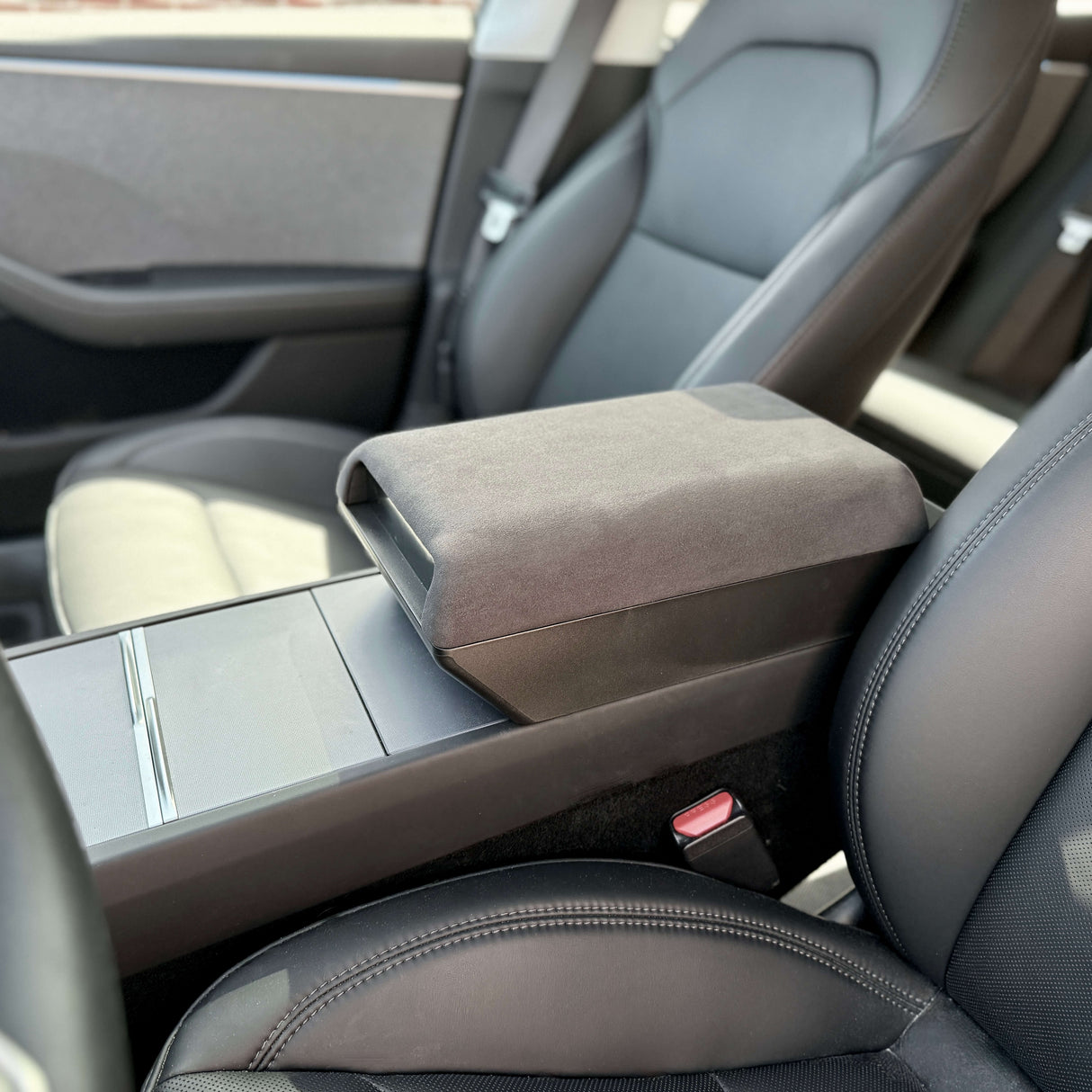Alcantara-Armlehne mit integriertem Aufbewahrungsfach - Tesla Model 3/Y