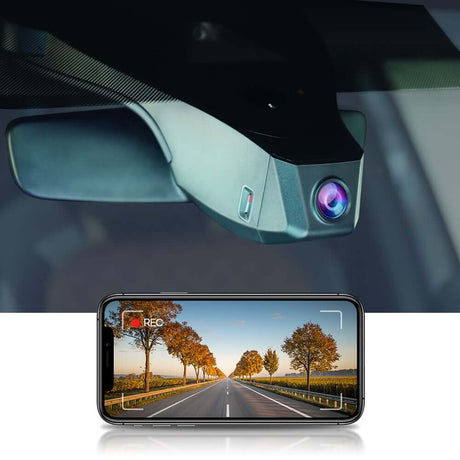 FitCamX dashcam installeret i Audi Q4 e-tron, viser live video på smartphone.