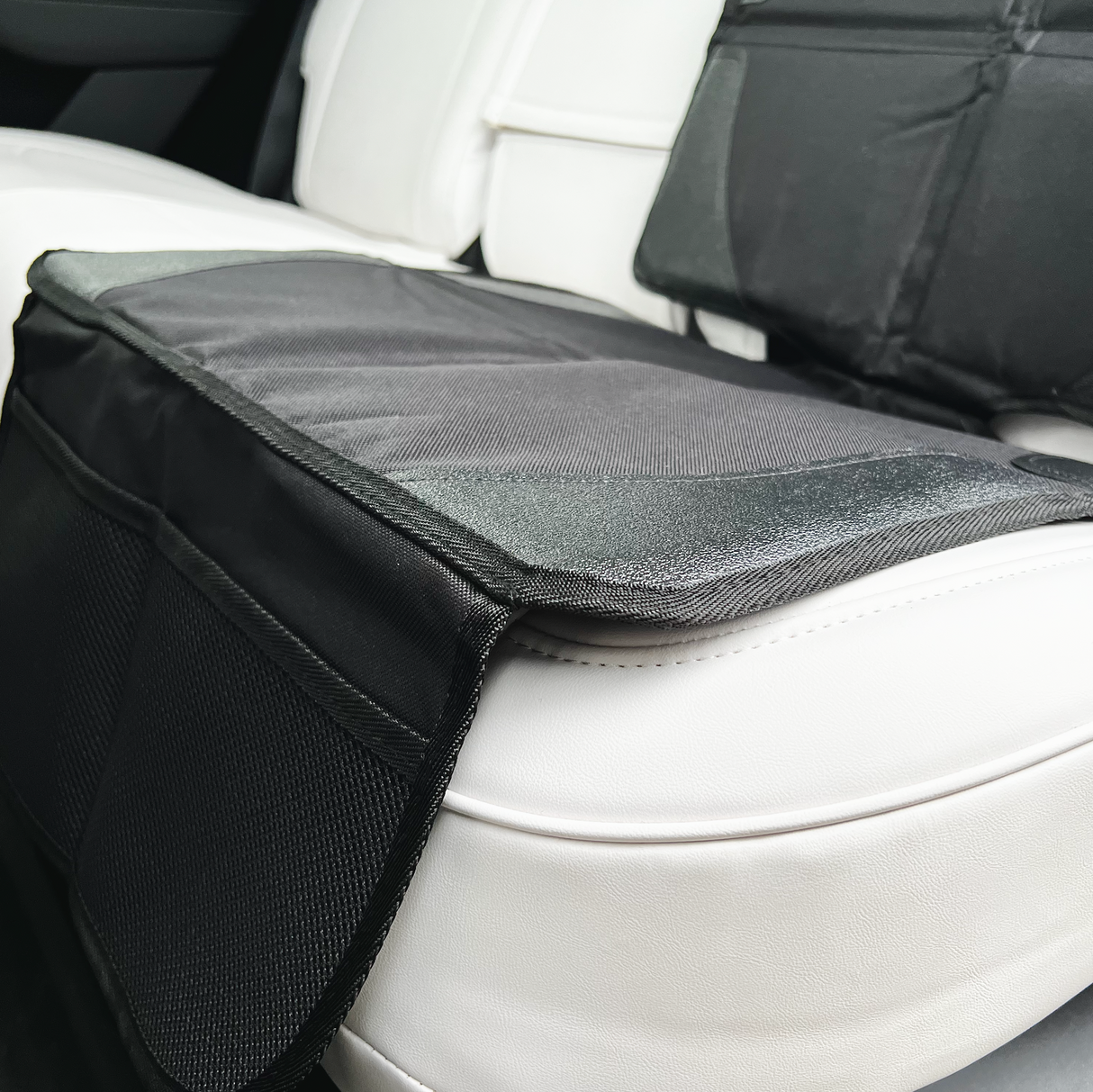 Unterseite des Sitzschutzes, der auf dem Sitz sitzt