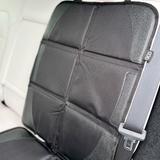 Autostil, der am Autositz befestigt ist