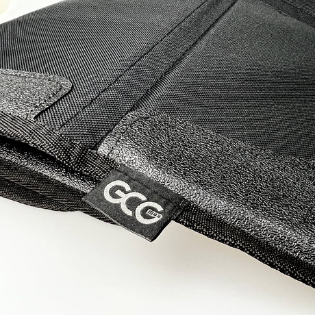 GCG-Logo auf der Unterseite des Autositzschutzes