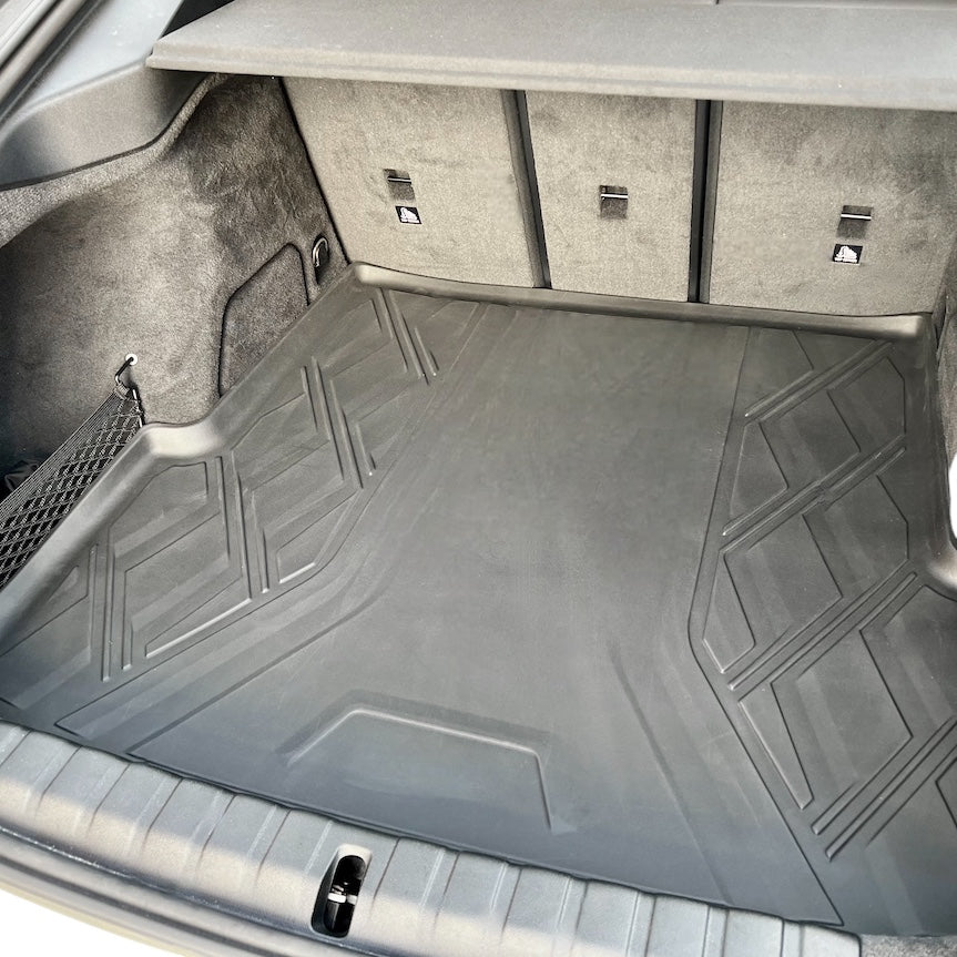Kofferraummatte aus schwarzem Gummi für den BMW i4, perfekte Passform und Schutz.