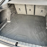 Kofferraummatte aus schwarzem Gummi für den BMW i4, perfekte Passform und Schutz.