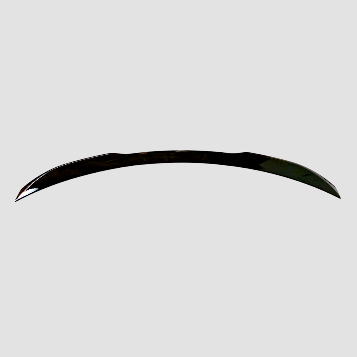 Detailaufnahme des OE Design Spoilers für BYD Seal, montiert mit doppelseitigem Klebeband