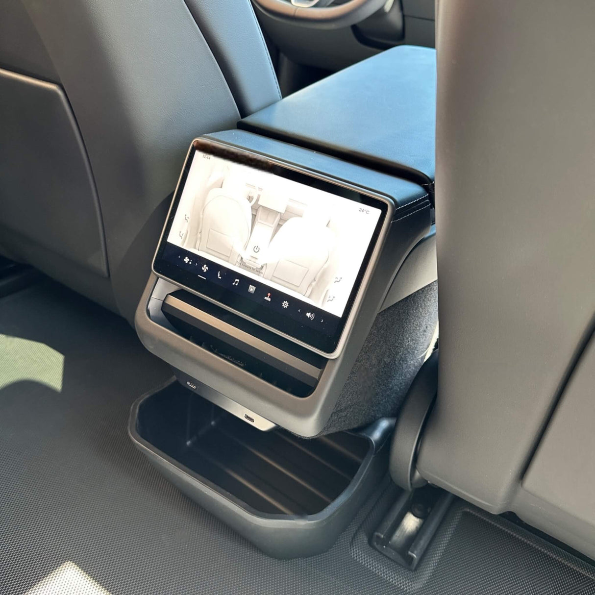 Aufbewahrungsbox montiert am Rücksitz eines Tesla Model 3 Highland 2024, perfekt für zusätzlichen Stauraum.