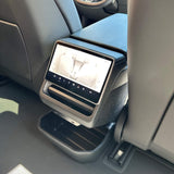 Aufbewahrungsbox montiert am Rücksitz eines Tesla Model 3 Highland 2024, perfekt für zusätzlichen Stauraum.