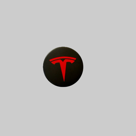 Rote Nabenkappe mit Tesla-Logo
