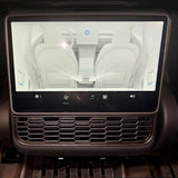 Touchscreen im Tesla Model 3/Y, der eine Abdeckung für die Belüftung zeigt, montiert auf der Mittelkonsole des Fahrzeugs.