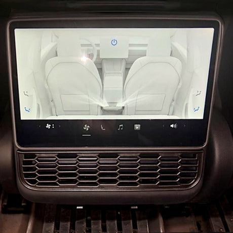 Touchscreen im Tesla Model 3/Y, der eine Abdeckung für die Belüftung zeigt, montiert auf der Mittelkonsole des Fahrzeugs.