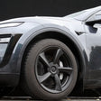 Radkappen an einem Tesla Model Y Juniper