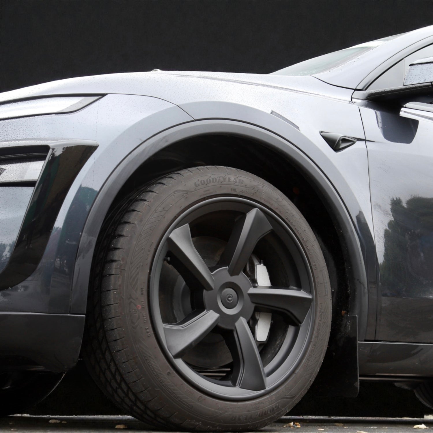 Radkappen an einem Tesla Model Y Juniper