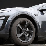 Radkappen an einem Tesla Model Y Juniper