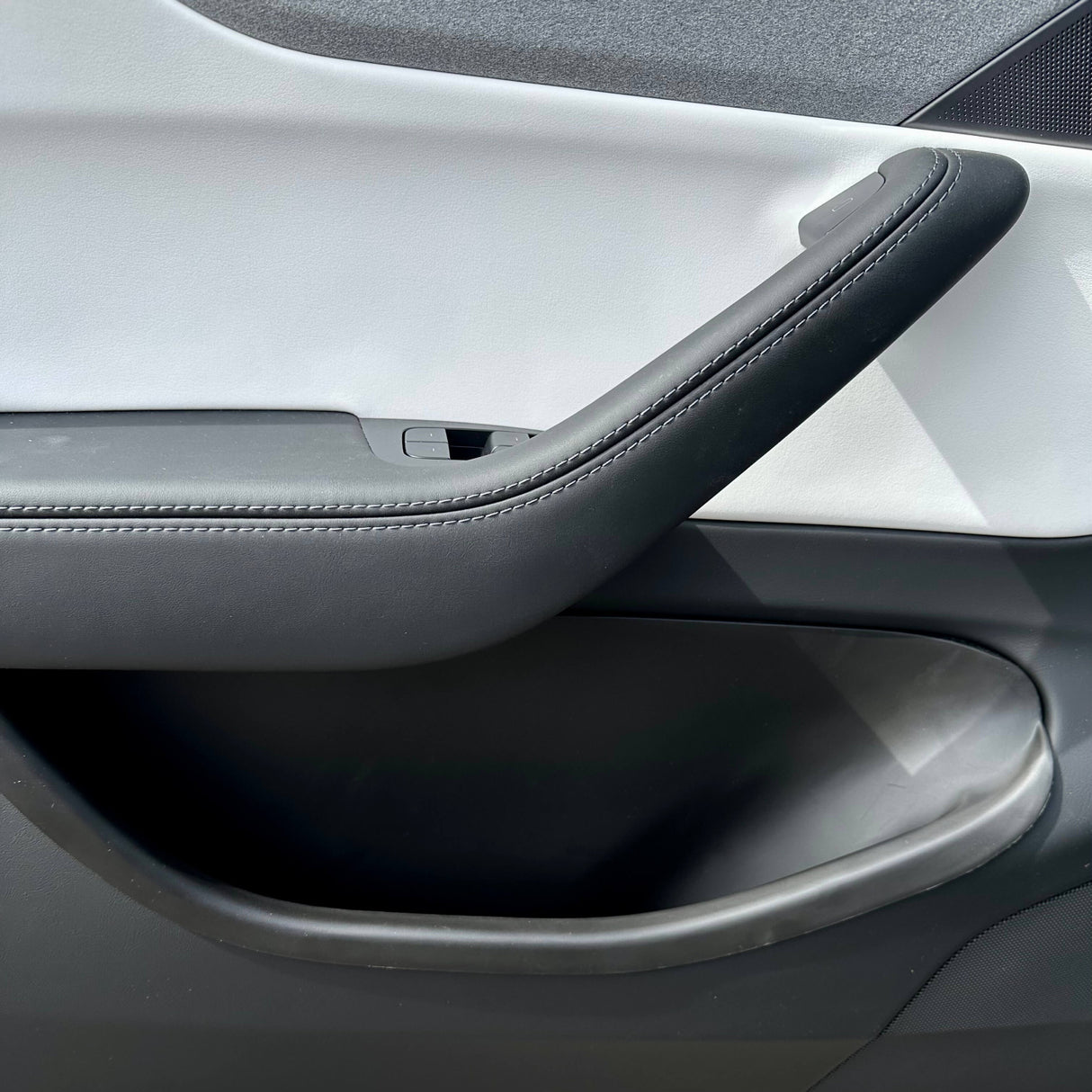 Nahaufnahme der Türschwelle (XL) montiert im Tesla Model Y Juniper 2025.