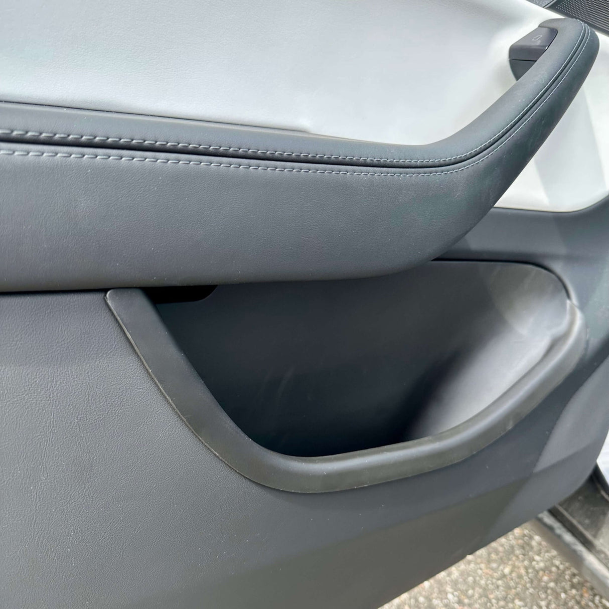 Türschwelle (XL) montiert an der Tür eines Tesla Model Y Juniper 2025, aus der Nähe gezeigt.
