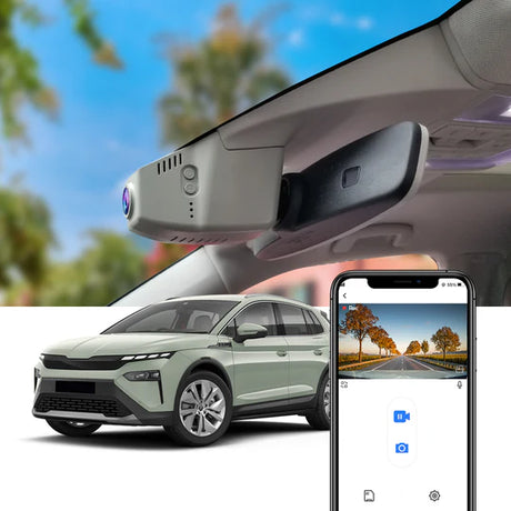 FitCamX Dashcam installeret i Skoda Elroq 2025, vist med appens livebillede på smartphone.