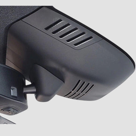 FitCamX dashcam monteret diskret bag bakspejlet i en Polestar 2.