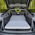 FlexiFoam Skummadras fra GreenCarGear som ligger i en Tesla Model Y 2026