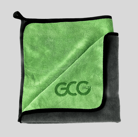 GCG MAX Mikrofasertuch in Grün und Dunkelgrau, gefaltet und mit Logo.