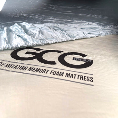 GCG MAX Bambus-Laken auf einer Matratze mit GCG MAX Logo.