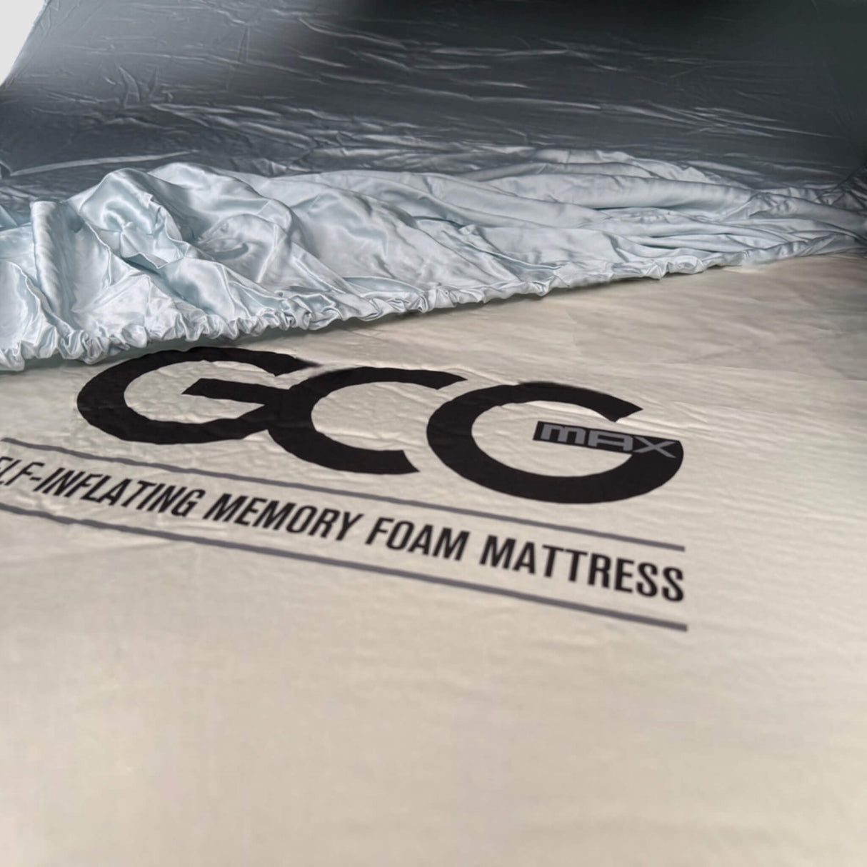 Bambuslaken von GCG MAX auf einer Matratze mit sichtbarem GCG MAX Logo ausgelegt.